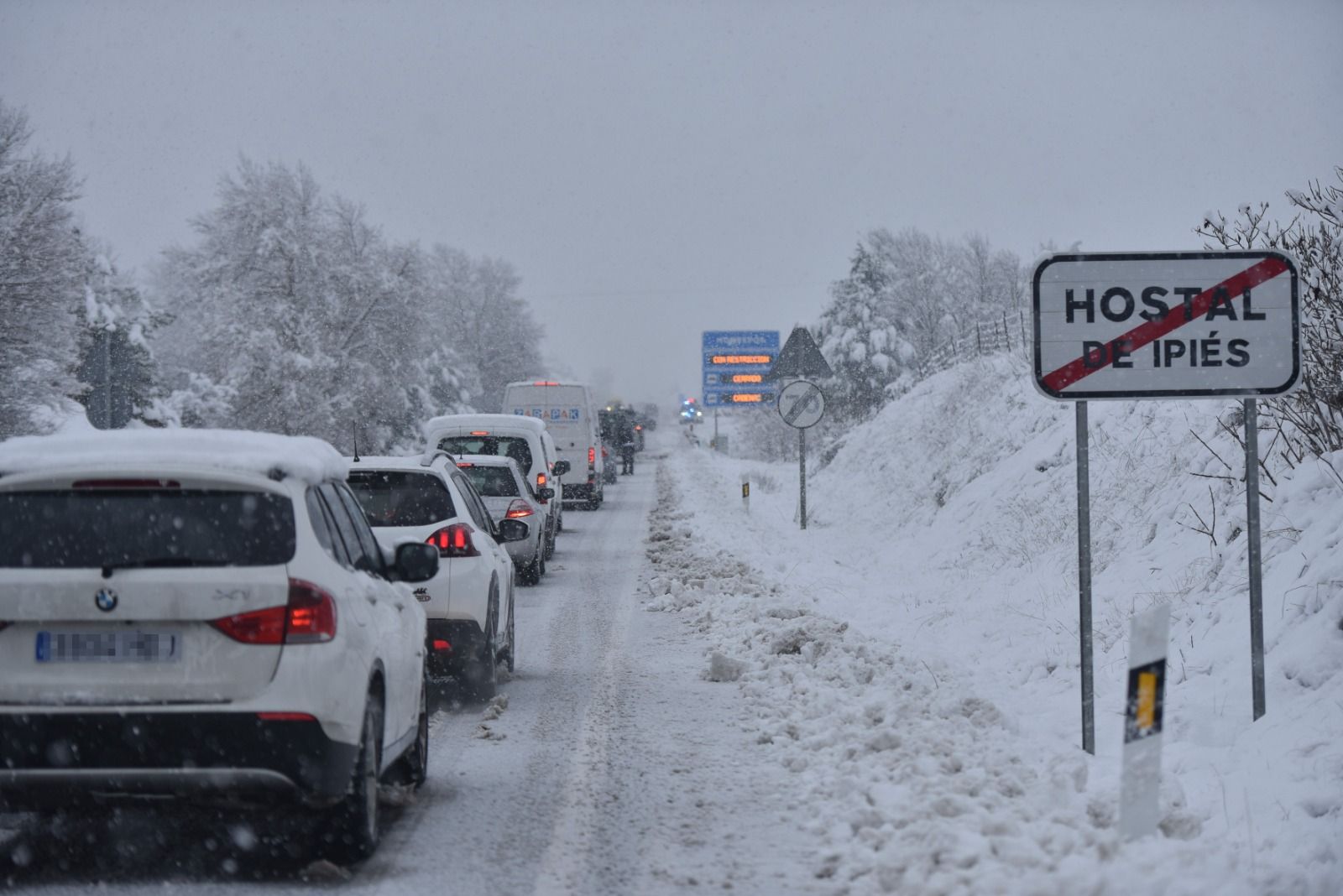 La nieve complica la circulación por las carreteras del norte de Aragón