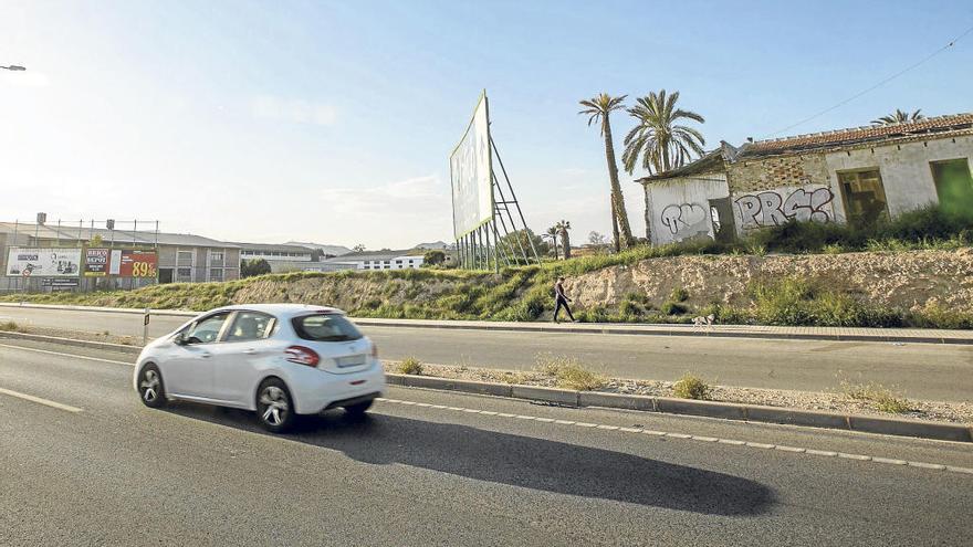 Solares libres, naves y viviendas antiguas en una de las fachadas de la carretera de Elche a Crevillent, donde hay sectores pendientes de desarrollo industrial.