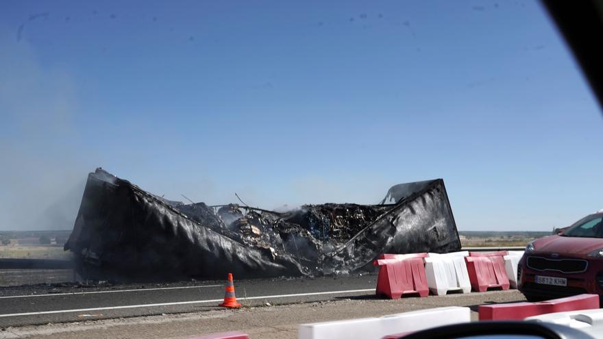 Galería | El incendio de un camión causa cuatro kilómetros de retenciones en la A-62, en Villamarciel (Valladolid)