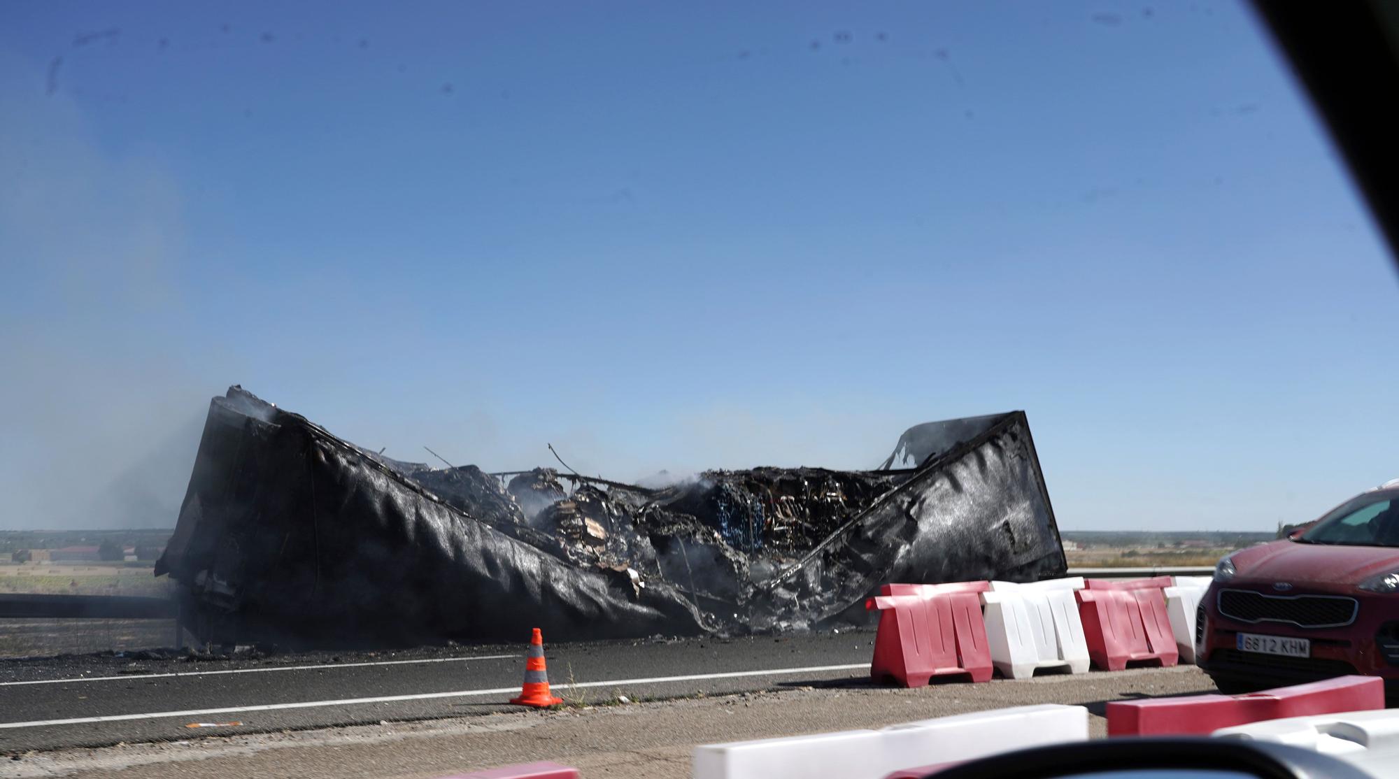 Galería | El incendio de un camión causa cuatro kilómetros de retenciones en la A-62, en Villamarciel (Valladolid)