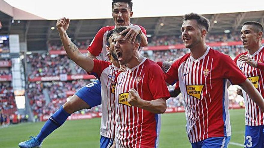 Los jugadores del Sporting celebran el gol en el partido contra el Racing.