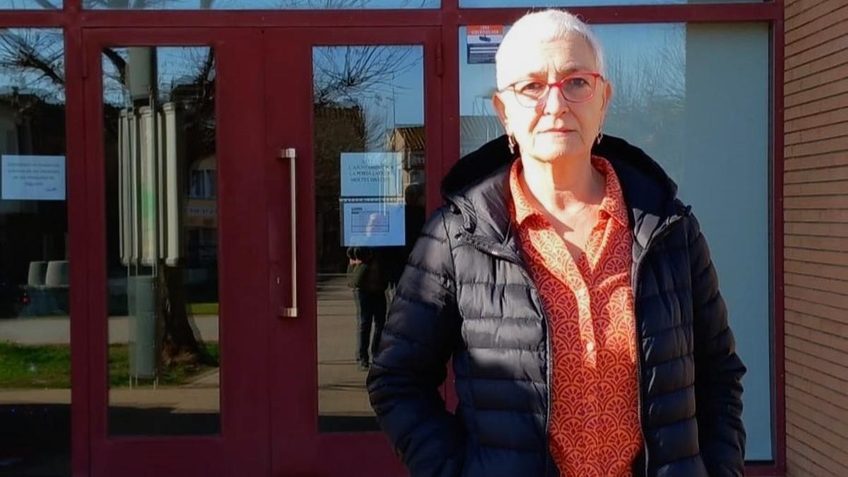 L’alcaldessa cupaire, Dolors Pons, a davant de l’ajuntament de Viladamat.