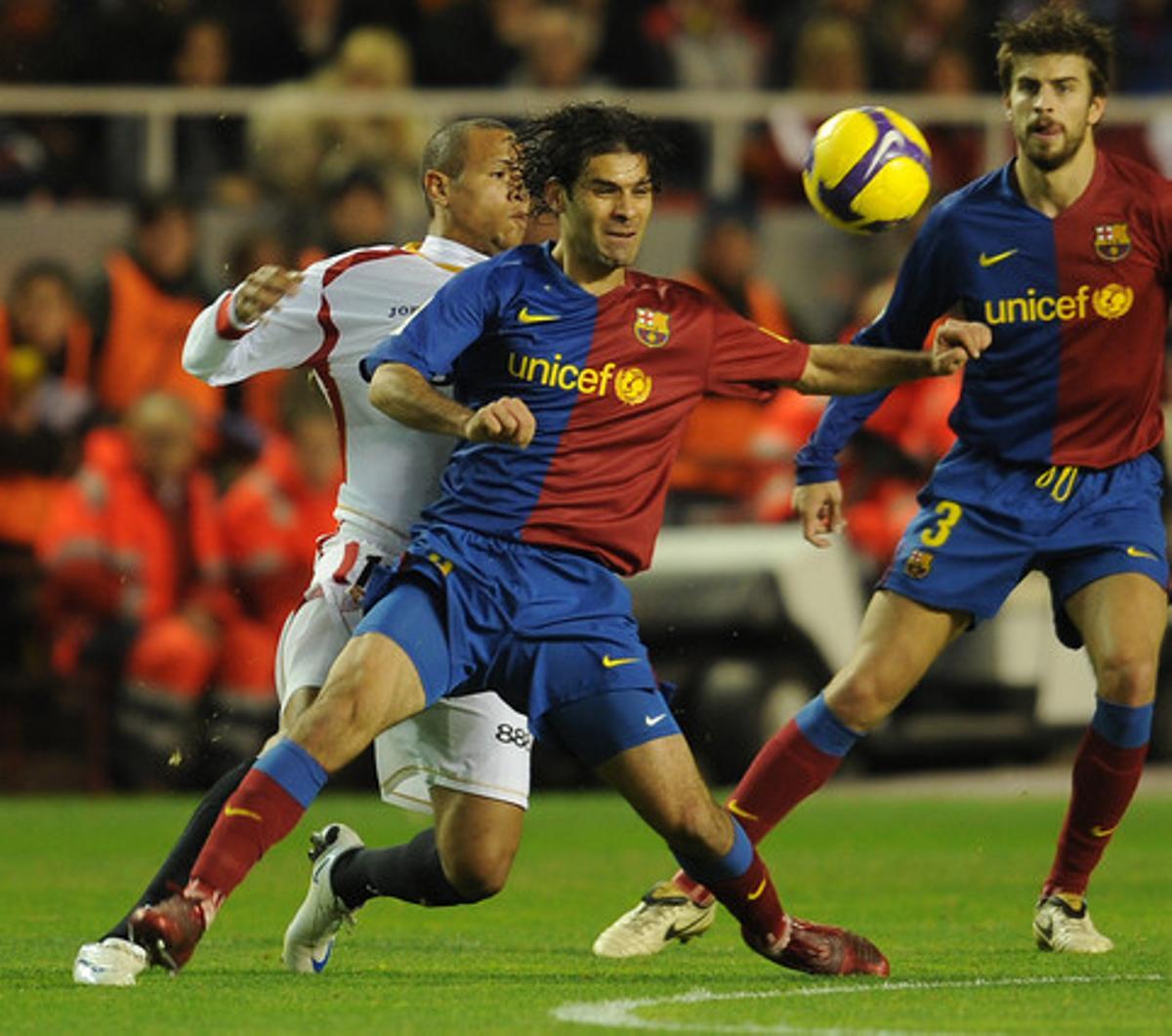 Rafa Márquez, en primer terme, i Josep Piqué, durant un partit, el 2008.