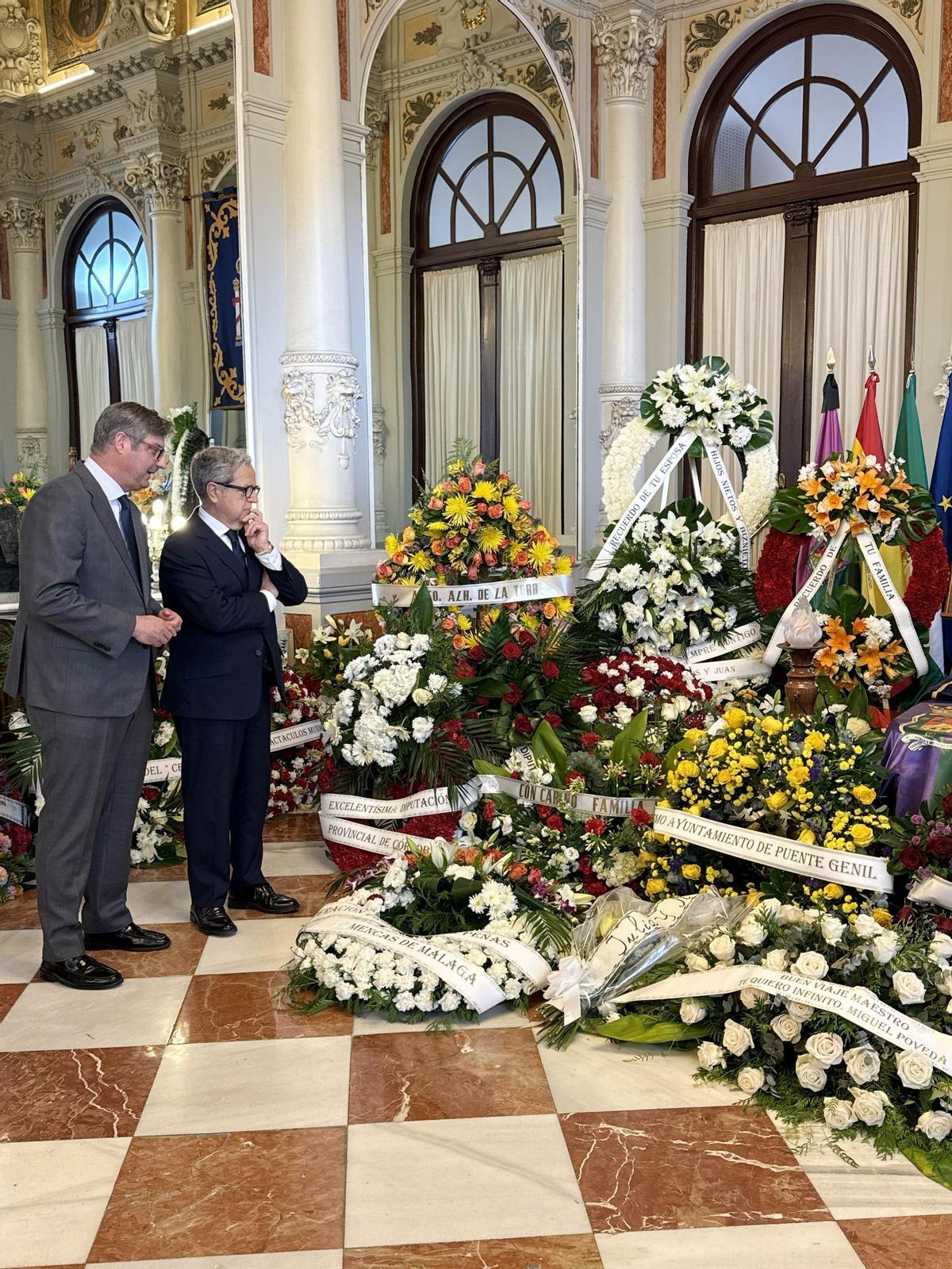 El alcalde de Puente Genil y el presidente de la Diputación en la capilla ardiente de Fosforito.