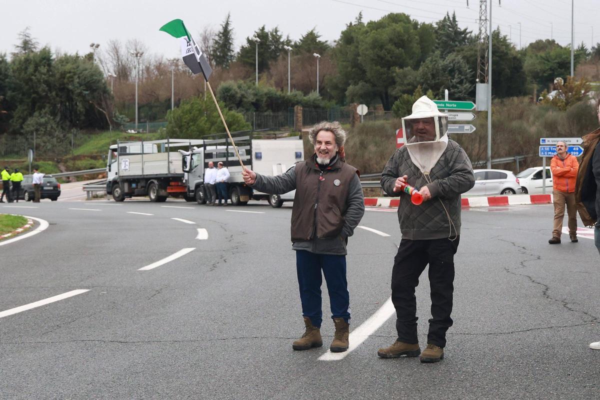 Dos apicultores en la rotonda del V Centenario, en Cáceres.