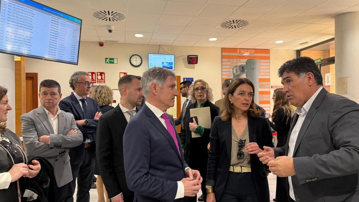 La consellera y el alcalde visitan la sede judicial