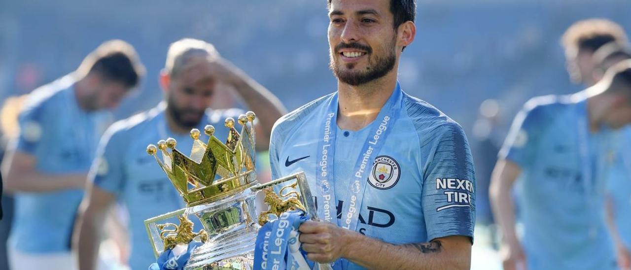 David Jiménez Silva, con una de las cuatro Premier League que conquistó con el City.