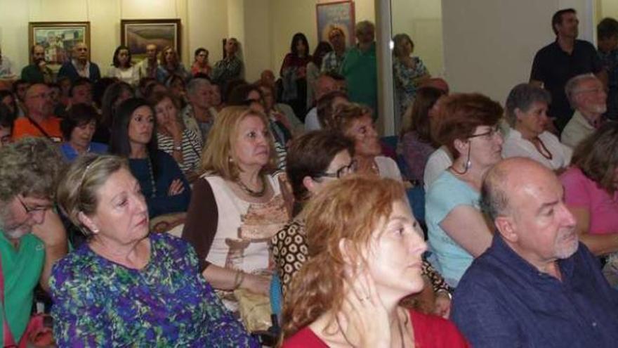 Un aspecto del público que abarrotó el Museo Torres para asistir a la presentación del libro &quot;Un cesto de mazás&quot;. // Faro