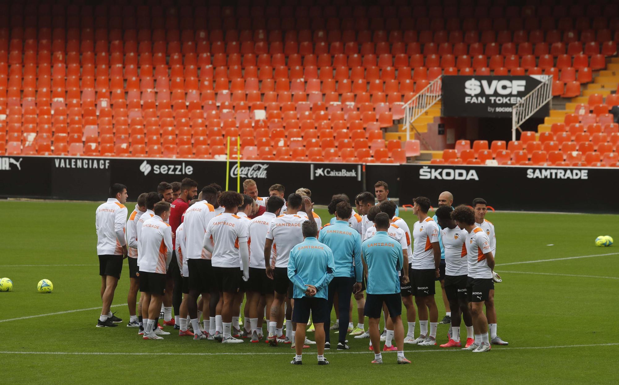 El Valencia entrena en Mestalla antes del partido frente al Villarreal