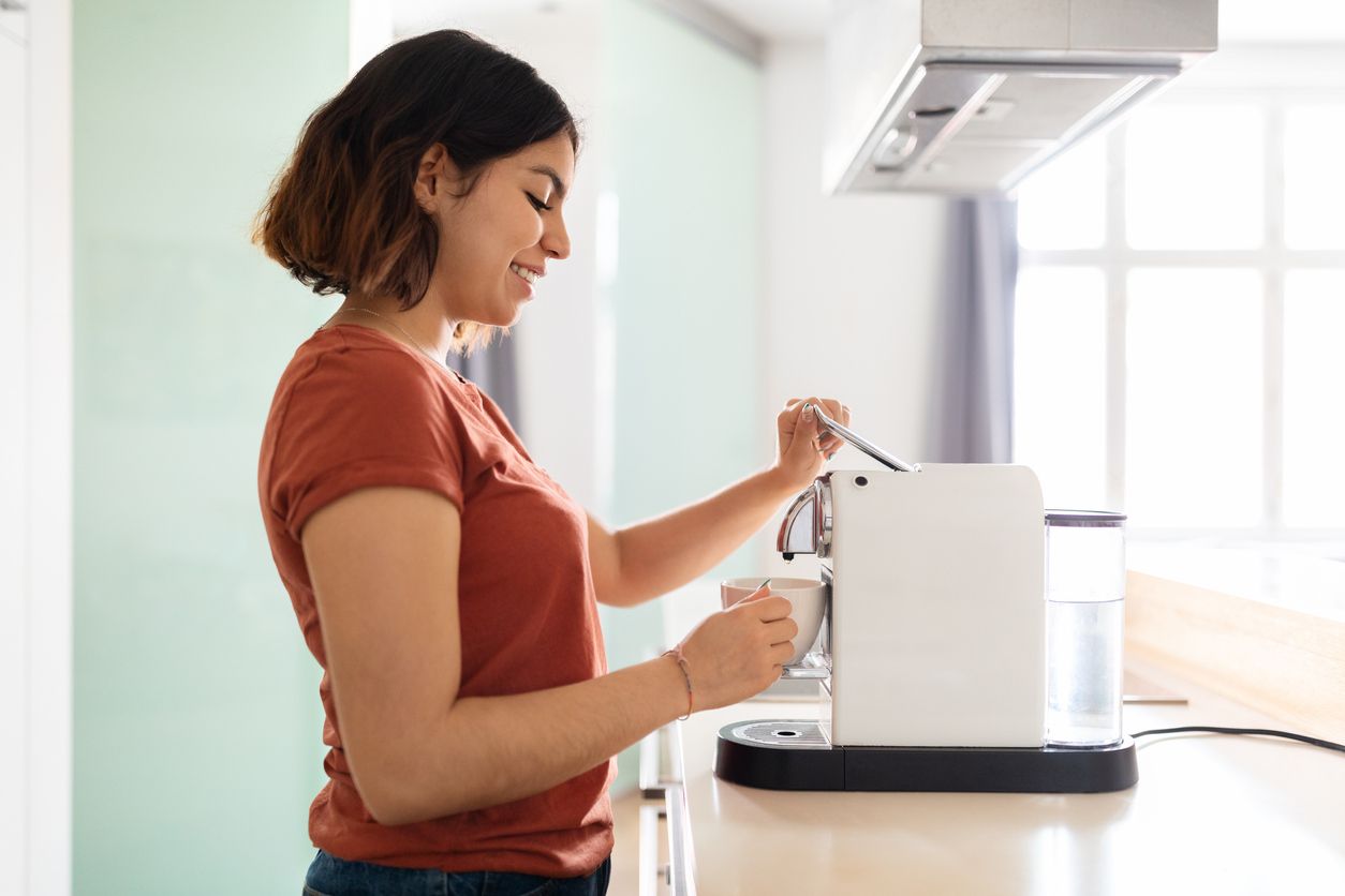 Por menos de 50 euros esta puede ser la cafetera de cápsulas barata Dolce  Gusto que te ofrezca tu café de todas las mañanas