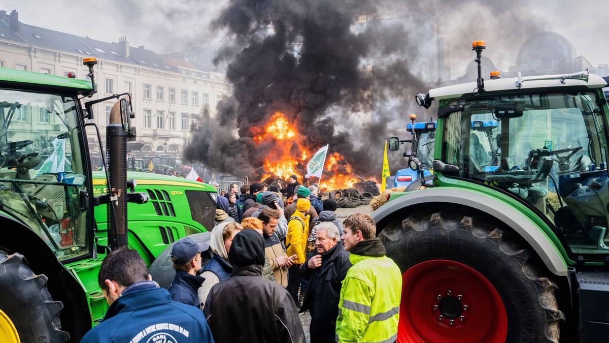 Uns manifestants cremen pneumàtics, durant la manifestació d’ahir a Brussel·les.