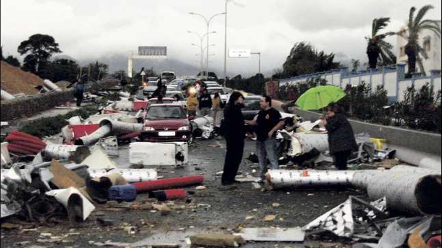 Unos 50 vehículos sufrieron daños al resultar alcanzados por cascotes y material de obra en la carretera de Valldemossa, en Palma.