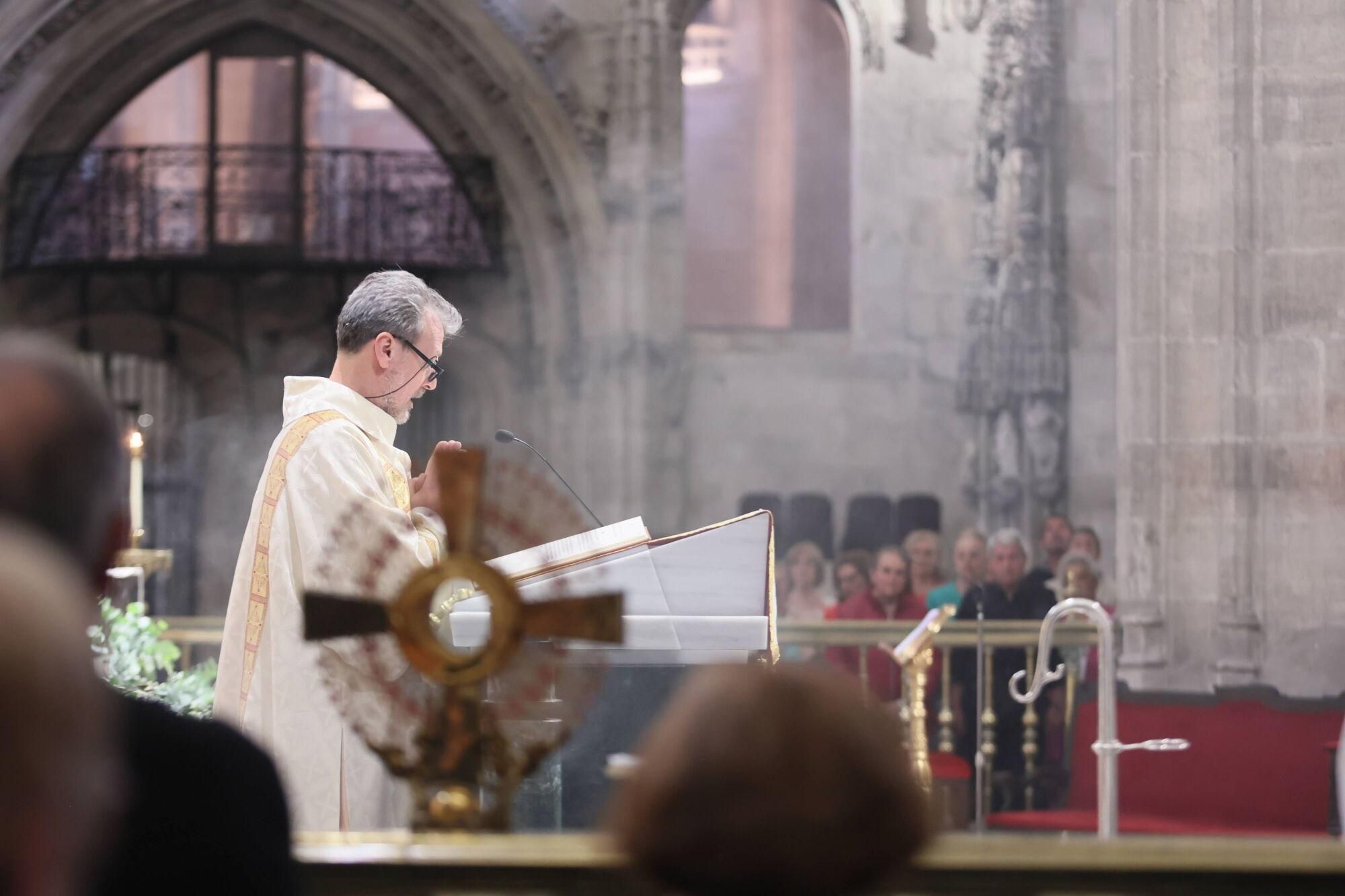 Así fue la misa del Corpus Christi en la catedral de Oviedo.