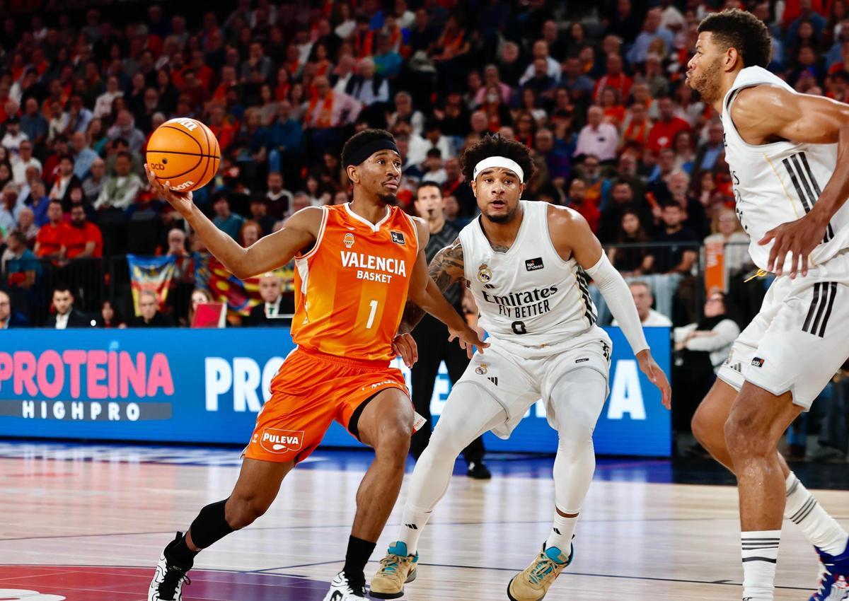 Kameron Taylor, en una accción ante el Real Madrid en el Roig Arena.