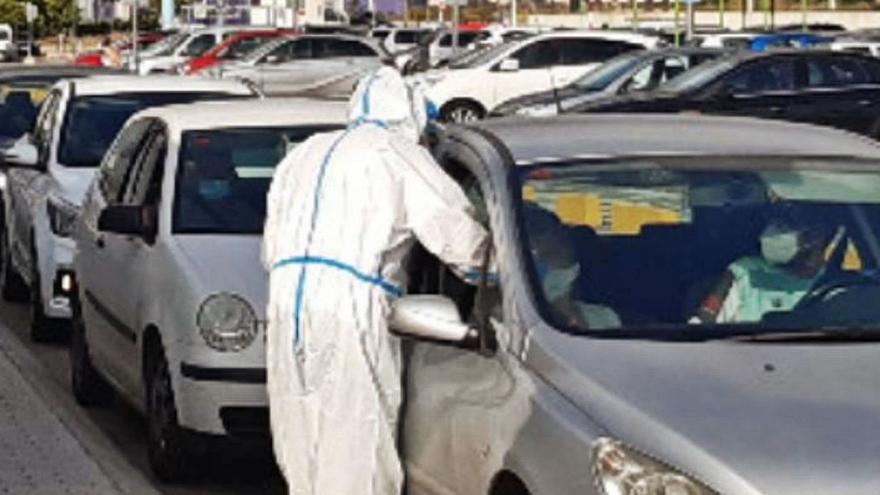 Cola de coches para hacerse pruebas PCR en el hospital Francesc de Borja de Gandia. | LEVANTE-EMV
