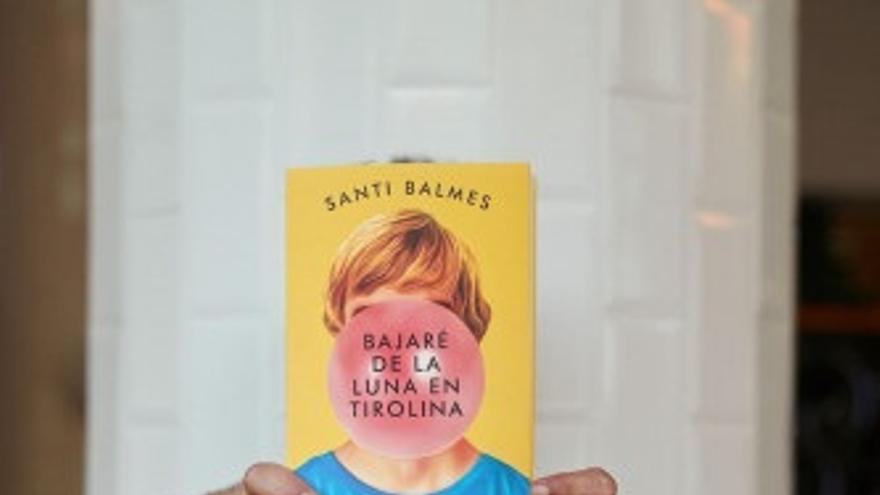 El compositor, cantant i autor Santi Balmes amb la seva última novel·la, &#039;Baixaré de la lluna en tirolina&#039;