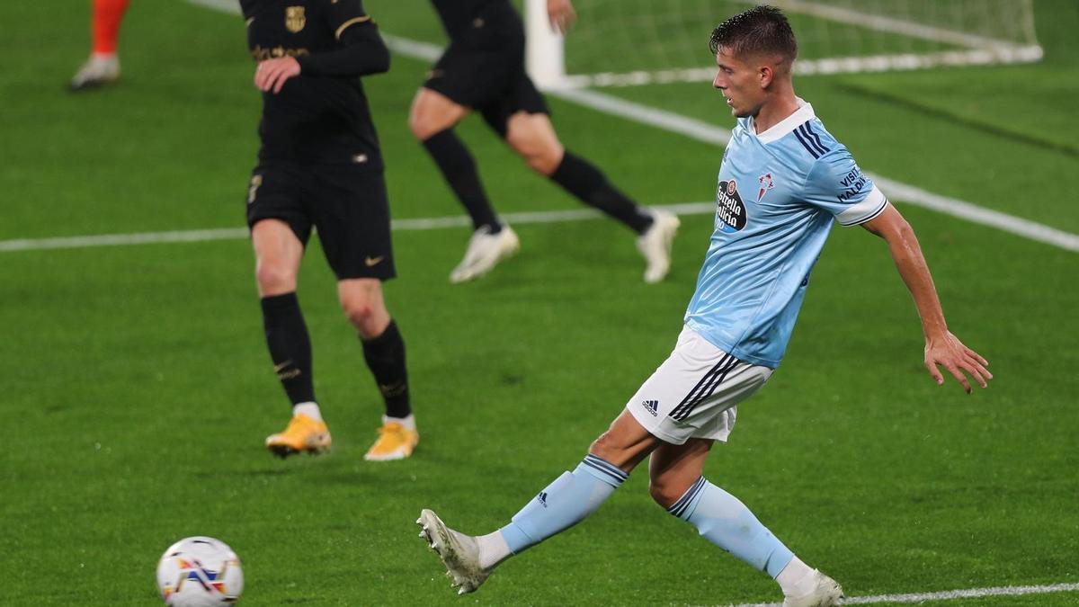 Fontán saca el balón ante Frankie de Jong, en el partido de la temporada pasada