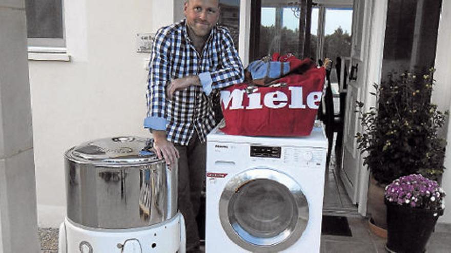 Für den Oldtimer von 1954 (li.) bekam Dittrich einen neue Waschmaschine.  F.: Miele