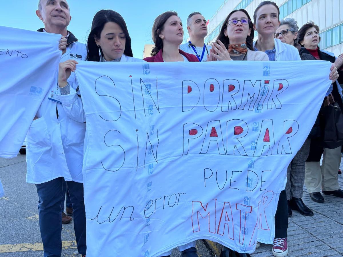 Médicos de Madrid en una concentración ante el Hospital de Móstoles