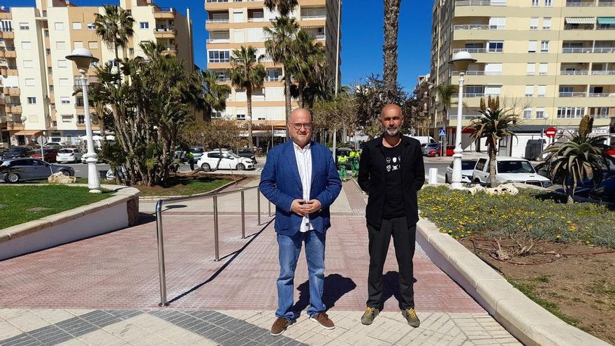 Torre del Mar crea dos entradas de accesibilidad universal en el Paseo Marítimo de Poniente