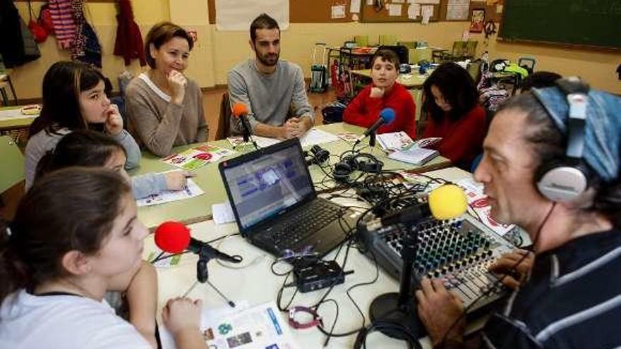 La Alcaldesa, rodeada de niños, en el programa escolar del centro.