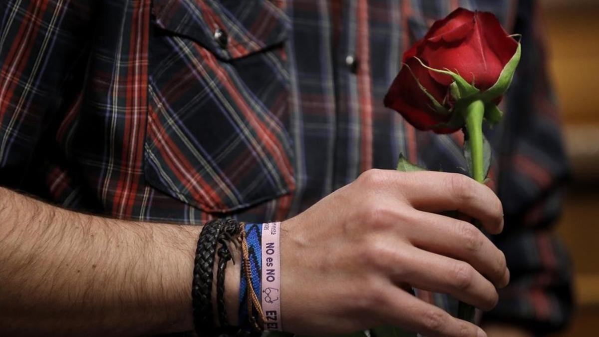 Pablo Iglesias sostiene una rosa en su escaño del Congreso de los Diputados.