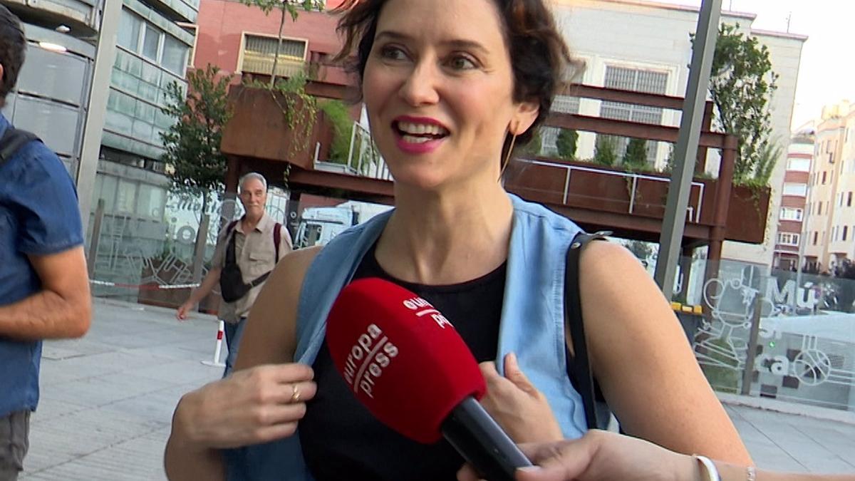 Ayuso frente al WiZink Center antes del concierto de Ricky Martin.