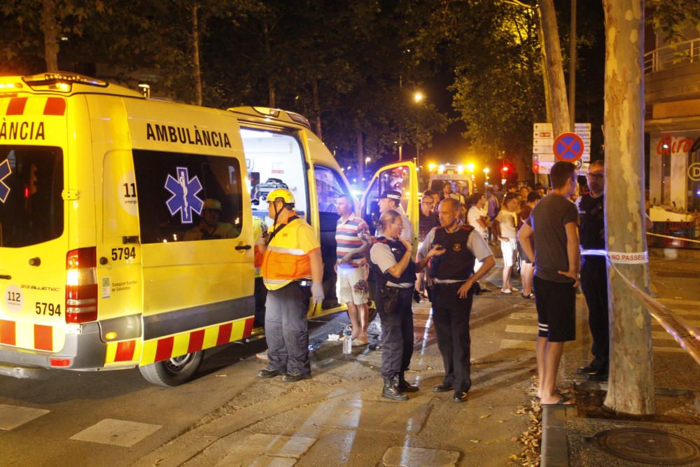 Un cotxe perd el control i atropella nou persones d'una terrassa de Girona