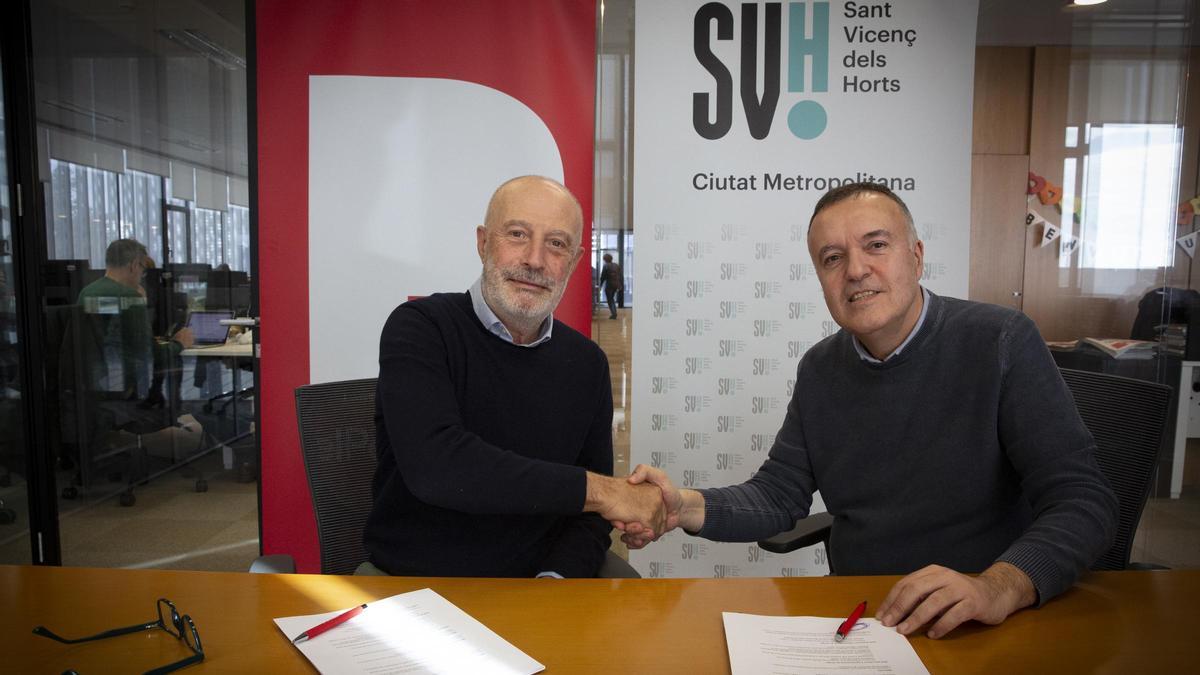 Firma convenio El Periódico con la ‘Fira Internacional de Pastisseria’ . Firma el convenio Felix Noguera, director general de Prensa Ibérica y Jordi Campmany regidor de Sant Vicenç dels Horts