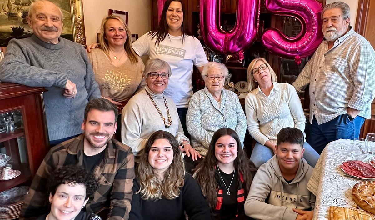 Cabello, en el centro, con su familia ayer en su cumpleaños.