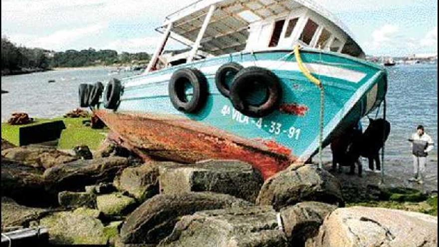 Uno de los barcos que acabó sobre las rocas en Porto Meloxo (O Grove). / MUÑIZ