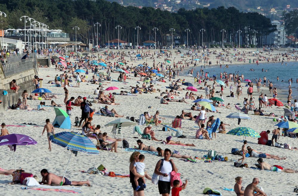 La playa de Samil, llena al atardecer