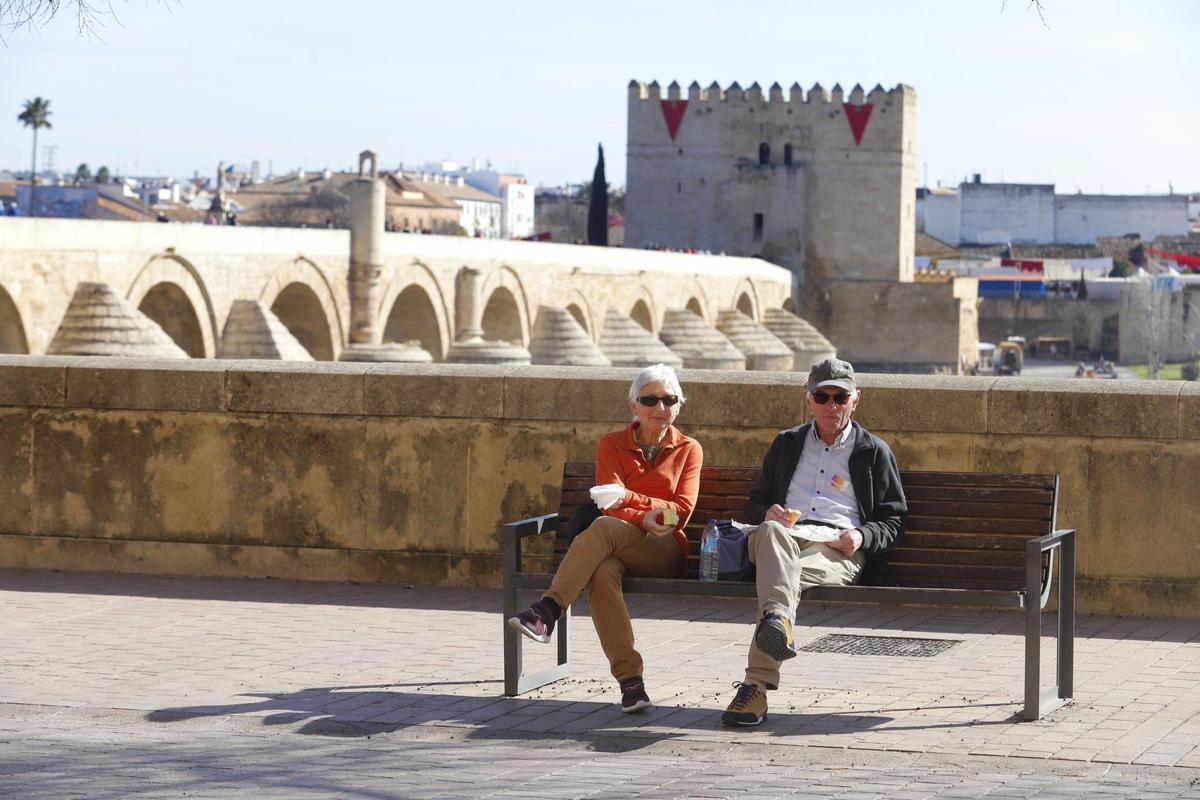 Un sol primaveral acompañará a Córdoba durante este viernes.