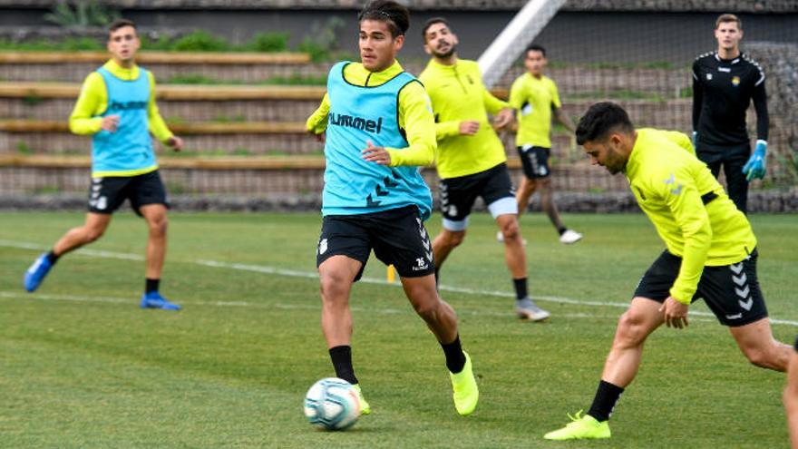 El argentino Fede Varela controla el esférico ante la presión de Tana en Barranco Seco. Detrás, Haro, Álex Súarez, Josep Martínez y Sergio Ezequiel Araujo.