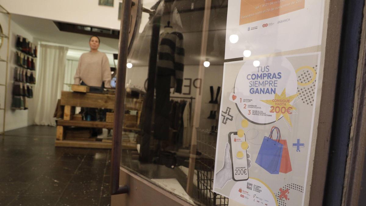 Un cartel anunciador del programa "Gijón compra y vuelve"