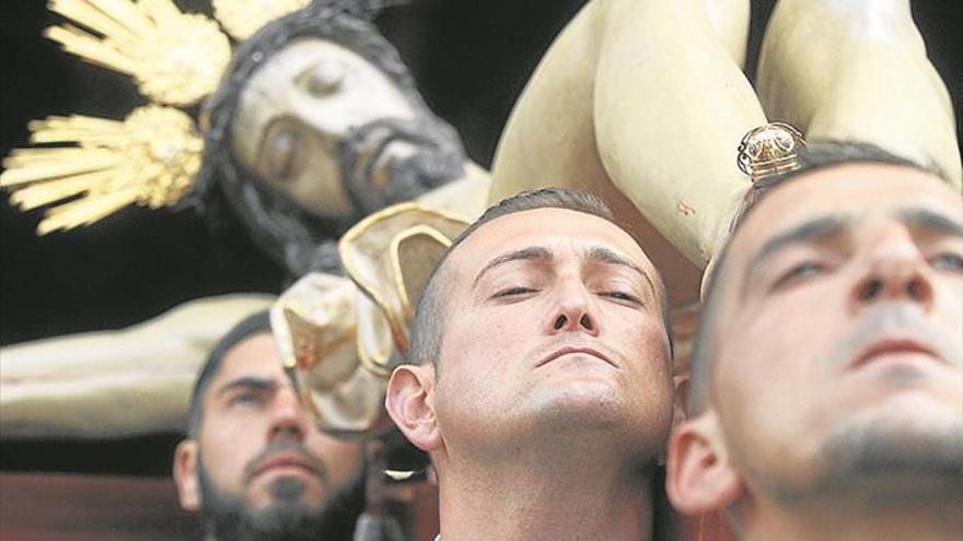 Cuatro cofradías procesionan en un complicado Viernes Santo