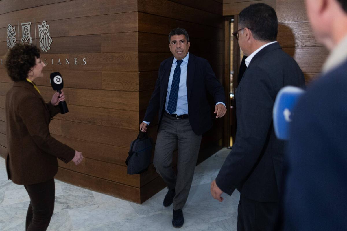 Valencia. VLC. Pleno de las Cortes. Mazon en su escaño y salida de Mazon