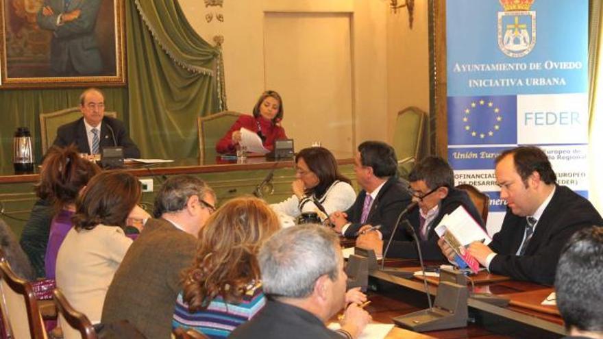 Lucía Fernández, sentada junto a Jaime Reinares, expone los datos económicos del «Urban» en el salón de plenos.