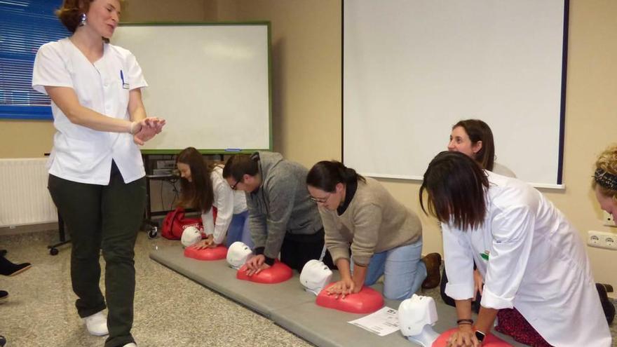 Patricia Fernández explica a los asistentes al curso cómo realizar la reanimación.