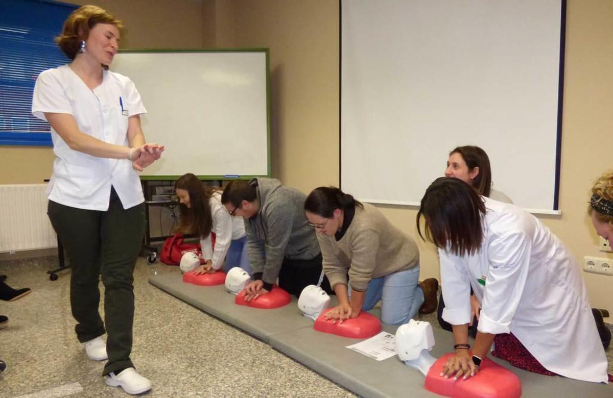 Patricia Fernández explica a los asistentes al curso cómo realizar la reanimación.