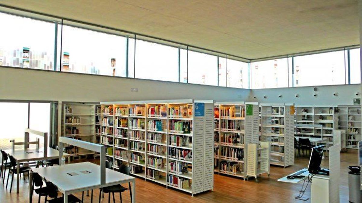 Estantes con libros en una de las bibliotecas municipales de la capital.