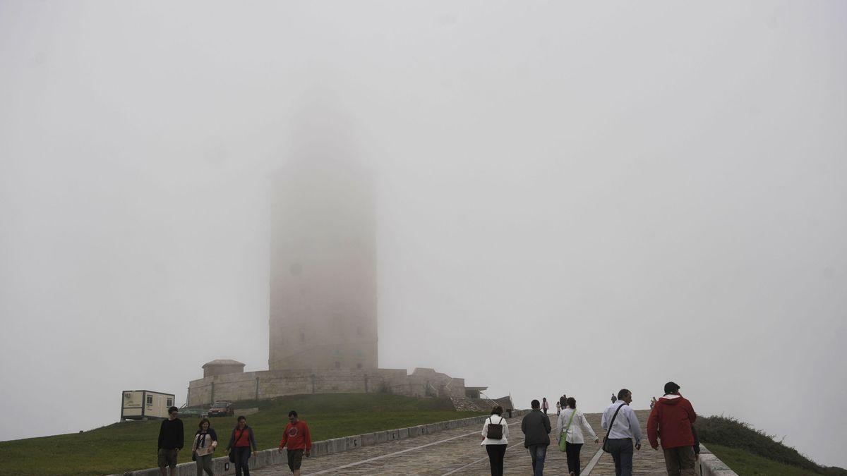 La torre d'Hèrcules envoltada de boira