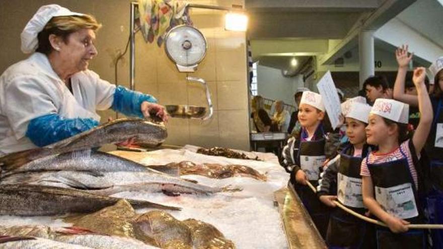 Niños aprenden a elaborar pinchos en el mercado de San Agustín