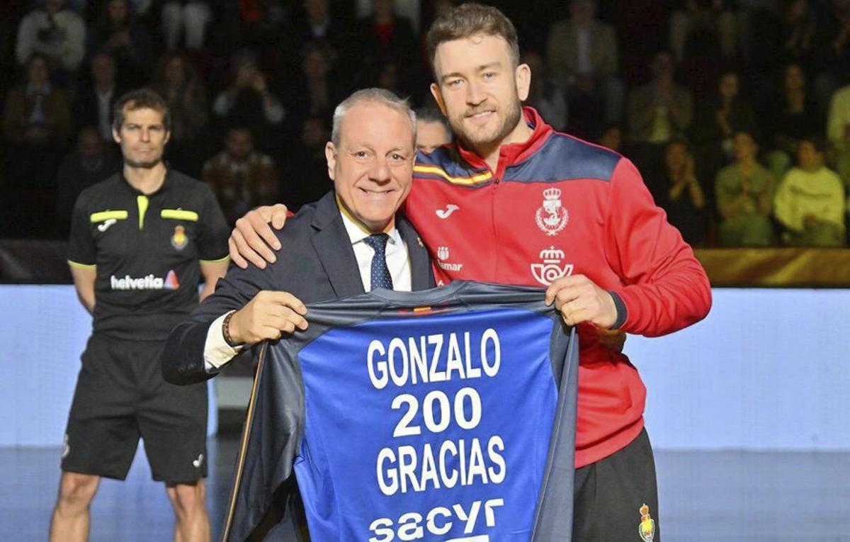 Paco Blázquez, presidente de la Española de Balonmano, y Gonzalo Pérez de Vargas, que cumplía 200 partidos con la selección. | RFEB