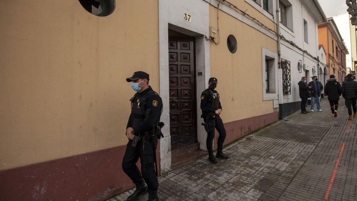 Despliegue policial, ayer, en el número 37 de la ronda de Nelle.  | // CASTELEIRO/ROLLER AGENCIA