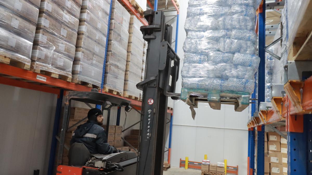 Un trabajador en un almacén.