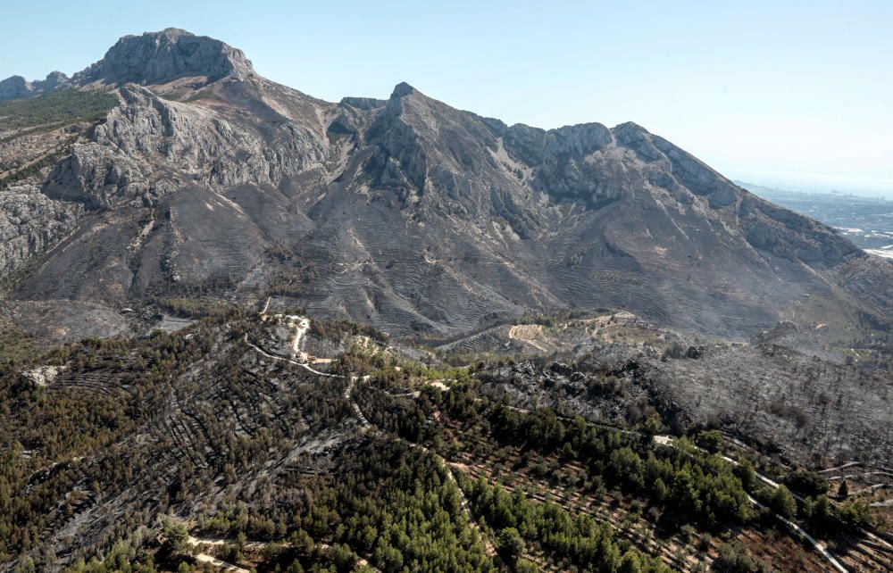 Vistas aéreas del incendio de Bolulla