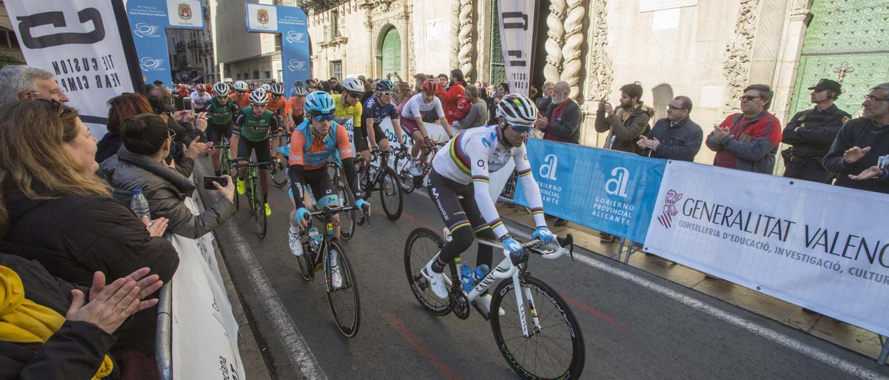 Una etapa de la Vuelta a la Comunidad Valenciana, a su paso por Alicante en 2019