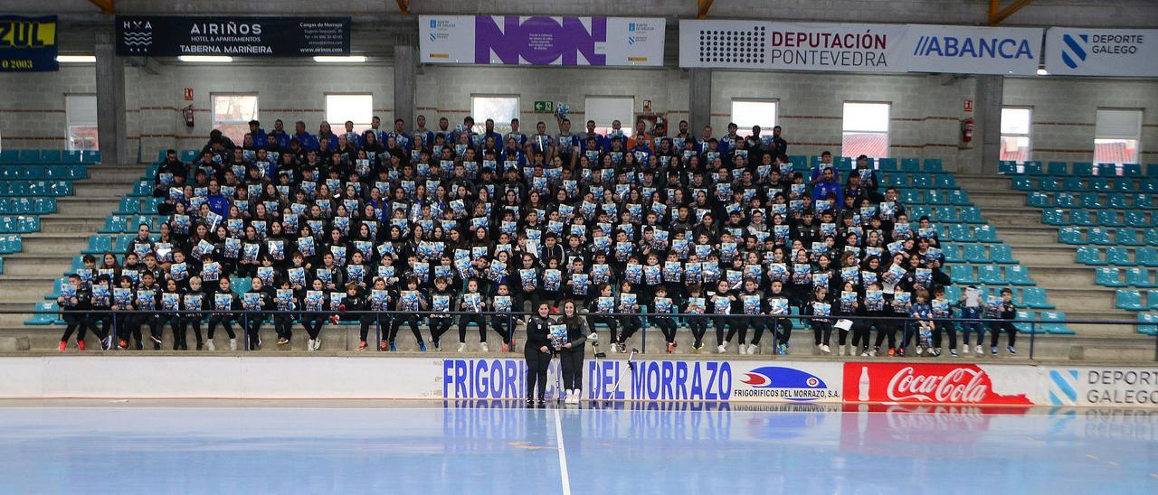 Jugadores de las categorías inferiores de Balonmán Cangas con sus álbumes de cromos.