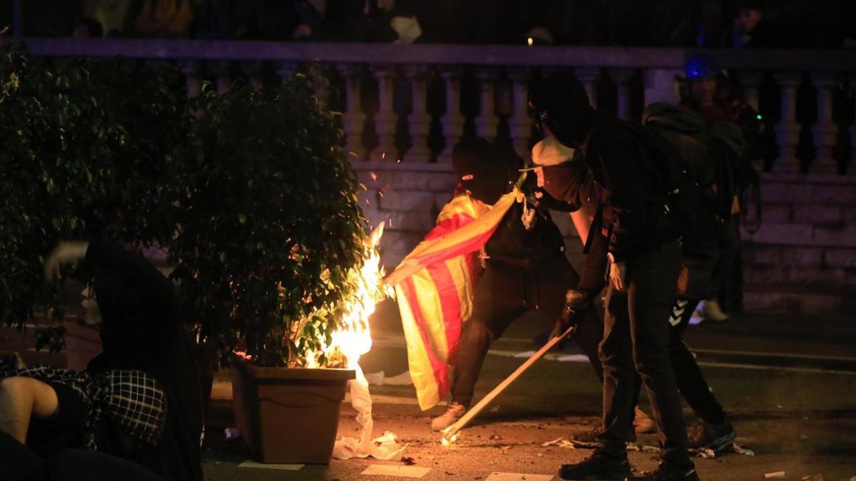 Hoguera en la plaza Tetuán durante la protesta de los CDR ante Interior.